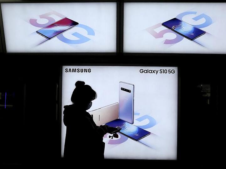 Eine Werbung für Samsungs Smartphone Galaxy S10 mit 5G in einer U-Bahn-Station in Südkorea.