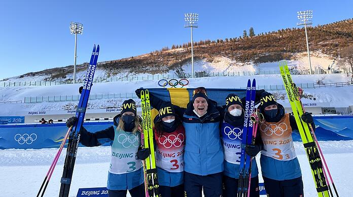 Wo er ist, ist Erfolg: Johannes Lukas mit den Biathletinnen seiner schwedischen Gold-Staffel (von links: Linn Persson, Mona Brorsson, Hanna Öberg und Elvira Öberg).