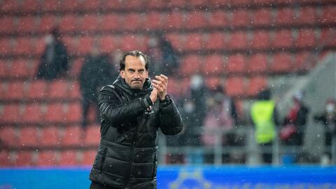 Trainer Rüdiger Rehm von Ingolstadt feiert nach dem Spiel mit den Fans.