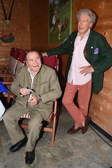 Ihre Freundschaft scheint wie ein Jungbrunnen zu wirken: Die beiden Schauspieler Fritz Wepper und Bernd Herzsprung (r.) amüsieren sich.