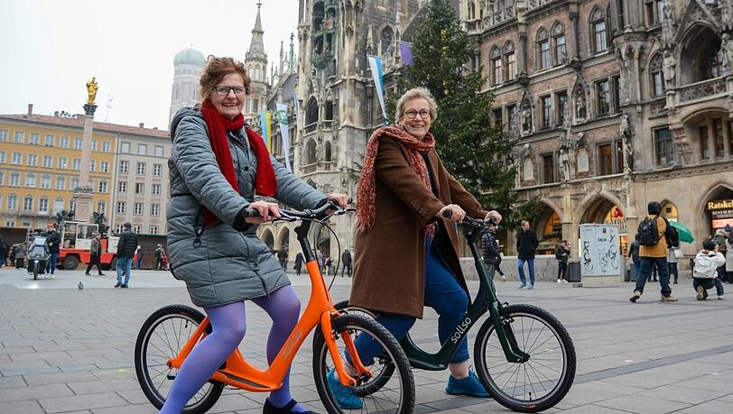 Wird es solche Laufräder für ältere Menschen bald kostenlos in der Stadt zum Ausleihen geben? Die Grünen-Stadträtin Sofie Langmeier (r.), hier mit der mobilitätseingeschränkten Ursula Meier-Credner, hat das jetzt für ihre Fraktion beantragt.