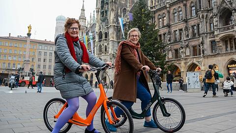 Wird es solche Laufräder für ältere Menschen bald kostenlos in der Stadt zum Ausleihen geben? Die Grünen-Stadträtin Sofie Langmeier (r.), hier mit der mobilitätseingeschränkten Ursula Meier-Credner, hat das jetzt für ihre Fraktion beantragt.