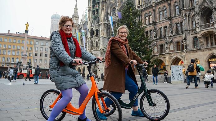 Wird es solche Laufräder für ältere Menschen bald kostenlos in der Stadt zum Ausleihen geben? Die Grünen-Stadträtin Sofie Langmeier (r.), hier mit der mobilitätseingeschränkten Ursula Meier-Credner, hat das jetzt für ihre Fraktion beantragt.