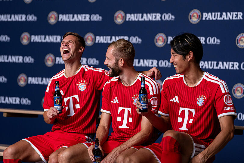 Die Stars des FC Bayern beim alljährlichen Lederhosen-Shooting von Paulaner. Die Stars des FC Bayern beim alljährlichen Lederhosen-Shooting von Paulaner.