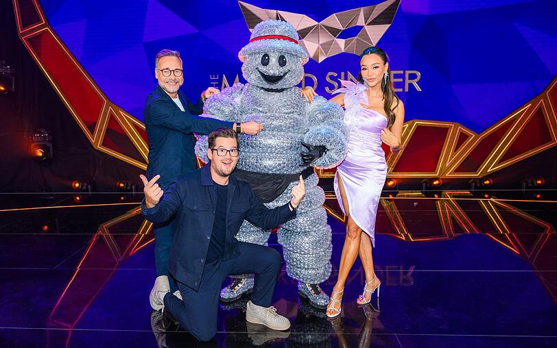 Chris Tall (vorne) und Verona Pooth freuen sich, eine weitere Staffel von "The Masked Singer" als Rateteam zu begleiten.