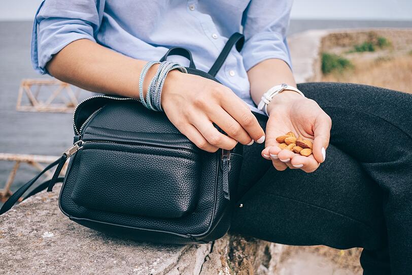 Nüsse sind nicht nur eine gute Ergänzung zum Frühstück, sondern auch ein idealer Snack für zwischendurch, wenn die Konzentration nachlässt. Besonders Mandeln sättigen lange, da sie reich an Eiweiß und Ballaststoffen sind. Sie können Ihrem Porridge auch einen Esslöffel ungesüßtes Mandelmus hinzufügen, um den Nährstoffgehalt weiter zu steigern. Nüsse sind nicht nur eine gute Ergänzung zum Frühstück, sondern auch ein idealer Snack für zwischendurch, wenn die Konzentration nachlässt. Besonders Mandeln sättigen lange, da sie reich an Eiweiß und Ballaststoffen sind. Sie können Ihrem Porridge auch einen Esslöffel ungesüßtes Mandelmus hinzufügen, um den Nährstoffgehalt weiter zu steigern.