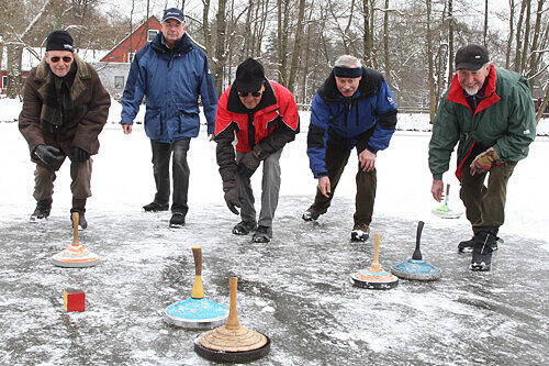 Erst gestern eröffneten die Eisstockschützen Paul, Fritz, Hans, Gerhard und Karl (von links) am Valznerweiher die Saison. Doch das Eis wird schon wieder dünn.