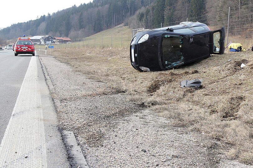 Schlimmer Unfall auf der A8 bei Siegsdorf: Drei Frauen haben sich mit ihrem Auto überschlagen.