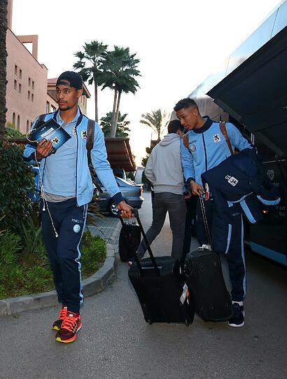 Vom Flughafen Malaga ging's für (v.l.) Rubin Okotie, Felix Uduokhai und Co. mit dem Mannschaftsbus ins Hotel Elba nach Estepona.