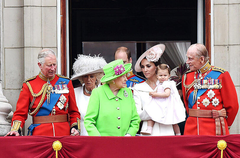 Mit einer farbenprächtigen Militärparade im Herzen Londons feiert Großbritannien den 90. Geburtstag von Königin Elizabeth II. Eine der Wachen verließen dabei die Kräfte - er kollabierte. Die Bilder...
