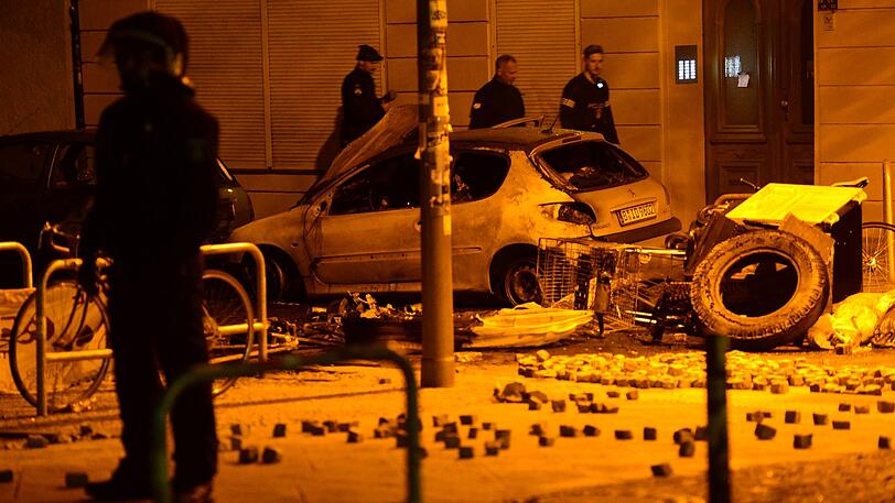 Dutzende Randalierer sind in der Nacht zum Samstag durch die Rigaer Straße in Berlin-Friedrichshain gezogen. Autos und ein Toilettenhäuschen gingen in Flammen auf.