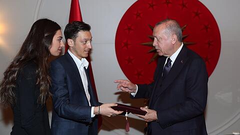 Özil (M.) mit seiner Verlobten Amine Gülºe. Der Fußballer soll Türken-Präsident Erdogan zu seiner Hochzeit eingeladen haben.