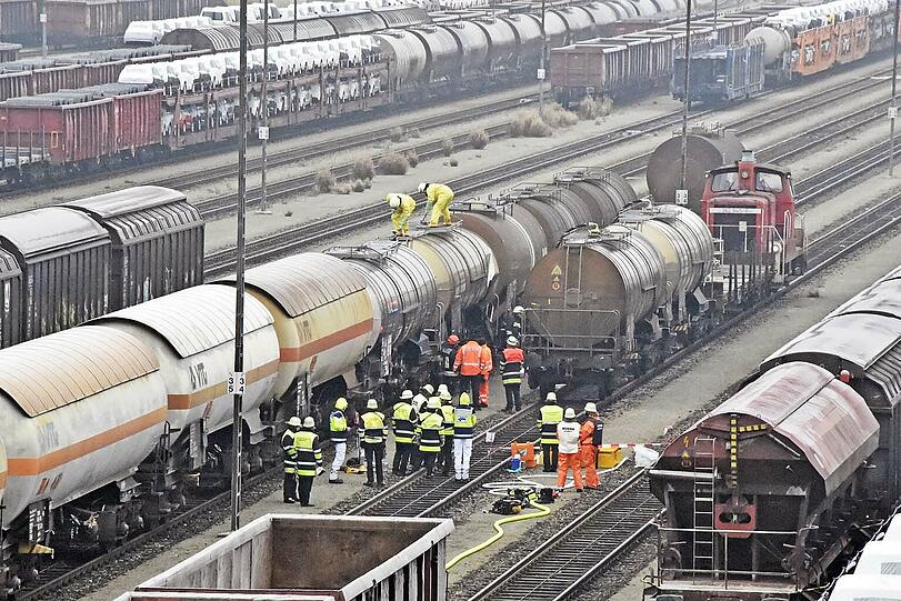 Die Chemikalien befanden sich in einem Tankwaggon am Rangierbahnhof Nord.