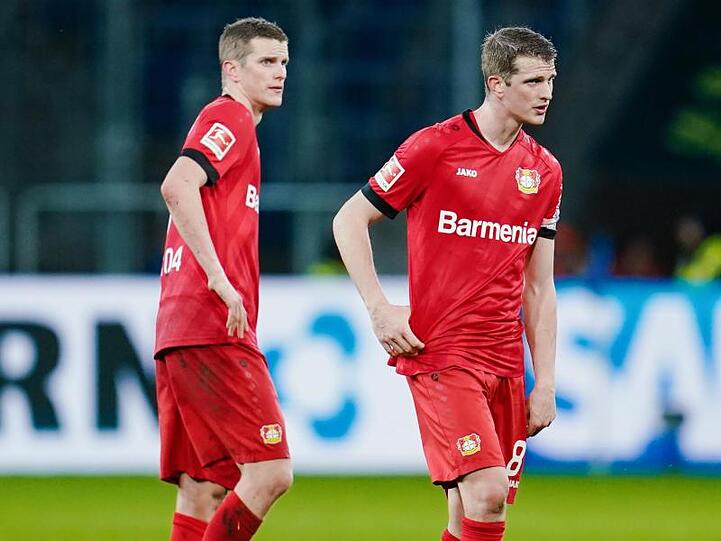 Leverkusens Sven Bender (l) und sein Bruder Lars stehen nach Spielende beim 1:2 gegen Hoffenheim ratlos auf dem Spielfeld.
