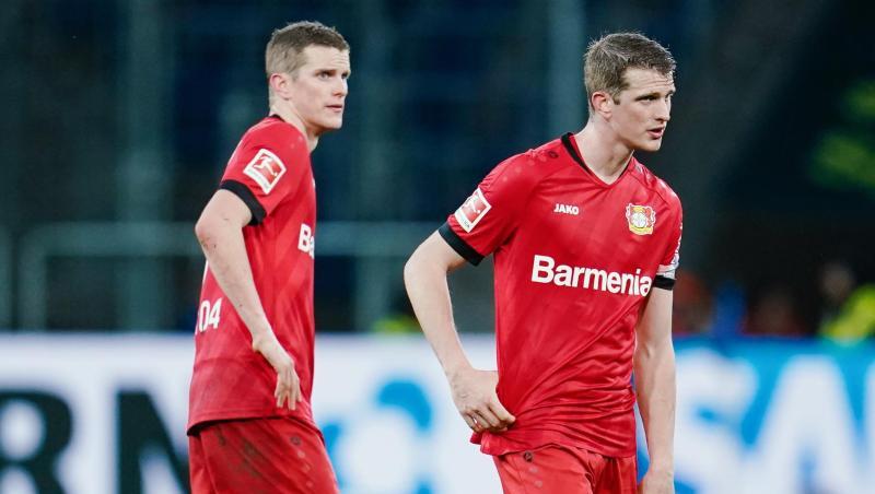 Leverkusens Sven Bender (l) und sein Bruder Lars stehen nach Spielende beim 1:2 gegen Hoffenheim ratlos auf dem Spielfeld. Leverkusens Sven Bender (l) und sein Bruder Lars stehen nach Spielende beim 1:2 gegen Hoffenheim ratlos auf dem Spielfeld.