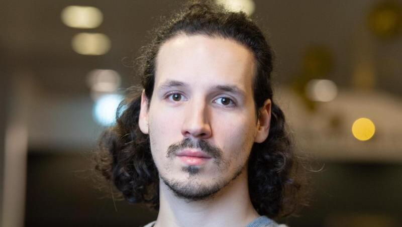 Valentin Schwarz, Regisseur aus Österreich, im Foyer der Staatsoperette Dresden. Valentin Schwarz, Regisseur aus Österreich, im Foyer der Staatsoperette Dresden.
