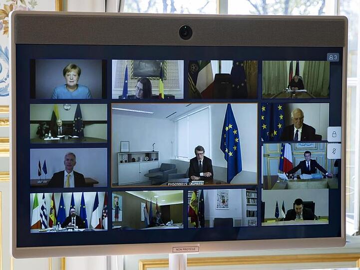 Bundeskanzlerin Merkel (oben links) und andere europäische Staats- und Regierungschefs, sowie Mitglieder des Europäischen Rates, während einer Videokonferenz.