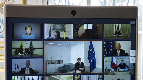 Bundeskanzlerin Merkel (oben links) und andere europäische Staats- und Regierungschefs, sowie Mitglieder des Europäischen Rates, während einer Videokonferenz.