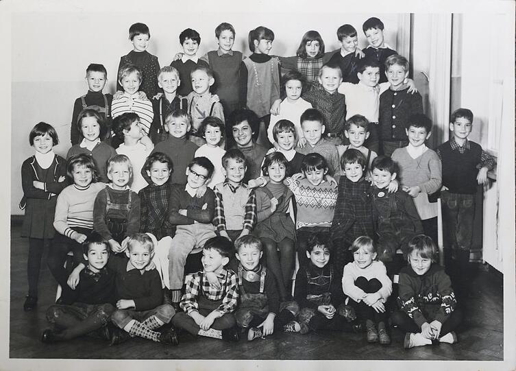 Christine Strobl (3. Reihe, 5. von links) in ihrer großen Grundschulklasse in den 60ern.