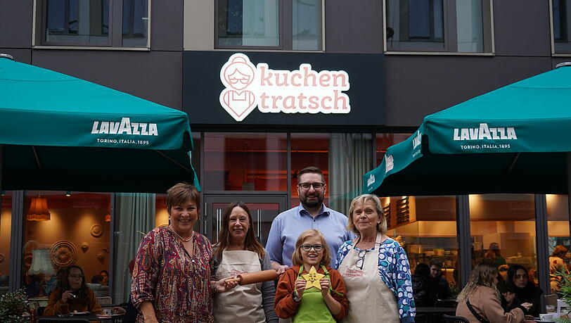 Ute Friese, Gründerin und Geschäftsführerin der Aktion Kindertraum, die Omis und Standortleiter von Kuchentratsch Sebastian Busalt. Ute Friese, Gründerin und Geschäftsführerin der Aktion Kindertraum, die Omis und Standortleiter von Kuchentratsch Sebastian Busalt.