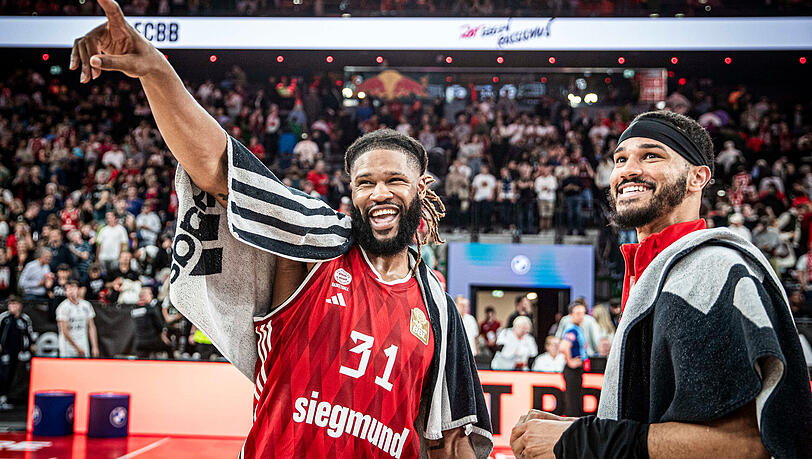 Devin Booker (l.) und Nick Weiler-Babb bejubeln einen Sieg des FC Bayern Basketball während der laufenden Playoffs. Bald könnten sich die Wege der beiden Profis trennen. Devin Booker (l.) und Nick Weiler-Babb bejubeln einen Sieg des FC Bayern Basketball während der laufenden Playoffs. Bald könnten sich die Wege der beiden Profis trennen.
