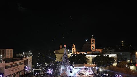 In diesem Jahr steht wieder ein Weihnachtsbaum auf dem Krippenplatz neben der Geburtskirche in der Stadt Bethlehem, die traditionell als Geburtsort von Jesus Christus gilt.