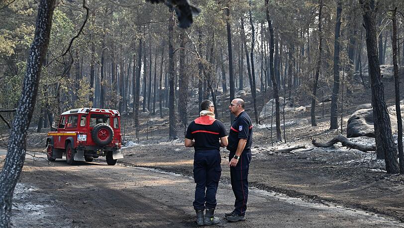 Ein freiwilliger Feuerwehrmann hat eingeräumt, im Wald von Fontainebleau Feuer gelegt zu haben. Ein freiwilliger Feuerwehrmann hat eingeräumt, im Wald von Fontainebleau Feuer gelegt zu haben.