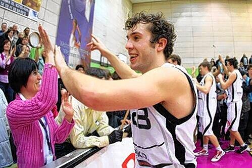 "Das war zusätzliche Motivation für uns": NBC-Spielmacher Sebastian Doreth  lässt sich nach dem Kanter-Sieg gegen Würzburg von den Fans feiern.