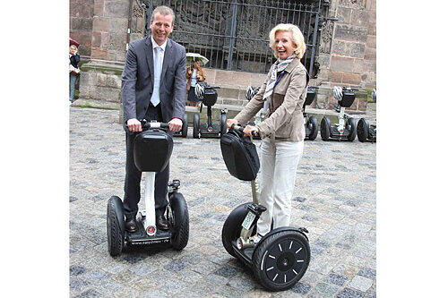 Düsten übers Kopfsteinpflaster der Sebalder Altstadt: Oberbürgermeister Ulrich Maly und Kultur-Referentin Julia Lehner.