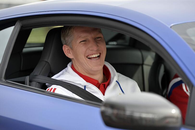 Die Bayern-Stars mit ihren neuen Dienstwagen.