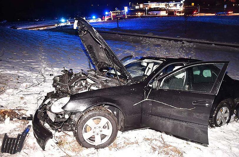Der Wagen prallte nach 120 Metern außer Kontrolle gegen einen Baum, der durch die Wucht des Aufpralls entwurzelt wurde. Die drei Insassen hatten Glück und erlitten nur leichte Verletzungen. Im Einsatz waren die Feuerwehren Holzkirchen und Weyarn.