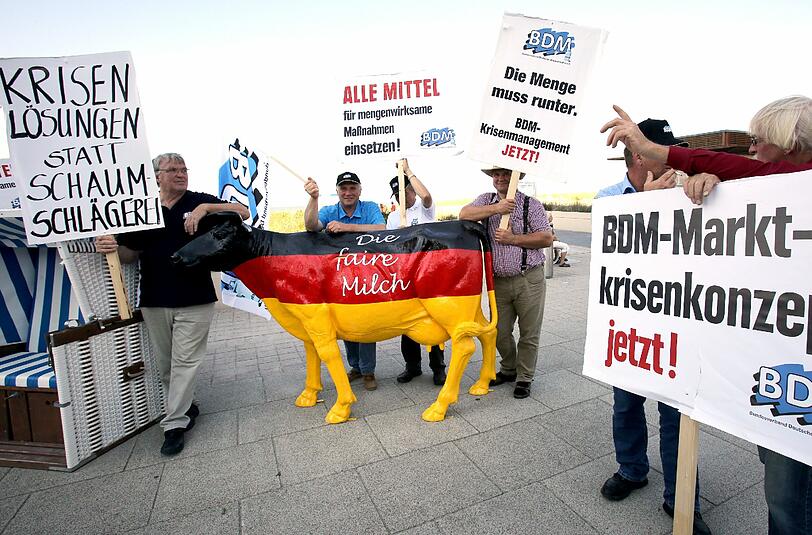 Mit Latzhose und Transparenten gingen die Bauern in die Fluten und machten - wie schon Berufskollegen am Vortag - deutlich, dass ihnen das Wasser bis zum Hals steht. Foto: Bernd Wüstneck