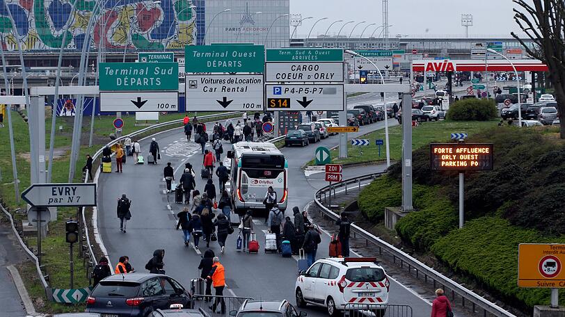 Der Flughafen wurde evakiuert, die Reisenden stehen mit ihren Koffern sprichwörtlich auf der Straße.