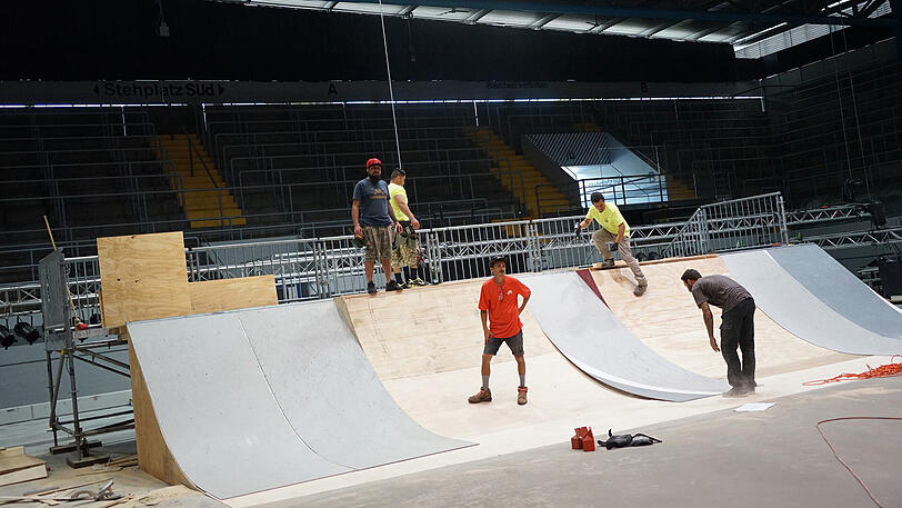 Im Eisstadion zeigen die Street-League-Skateboarder ihr Können.