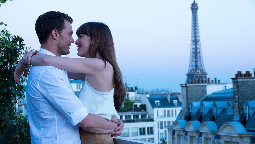 Über den Dächern von Paris: Christian (Jamie Dornan) und Ana (Dakota Johnson) haben geheiratet und sind in den Flitterwochen. Über den Dächern von Paris: Christian (Jamie Dornan) und Ana (Dakota Johnson) haben geheiratet und sind in den Flitterwochen.