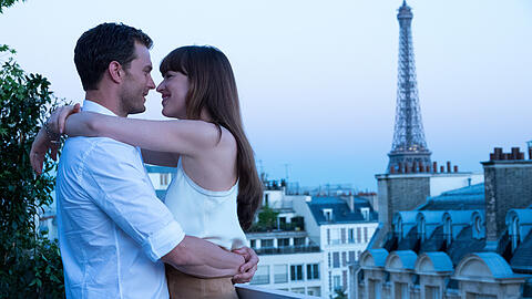 Über den Dächern von Paris: Christian (Jamie Dornan) und Ana (Dakota Johnson) haben geheiratet und sind in den Flitterwochen.
