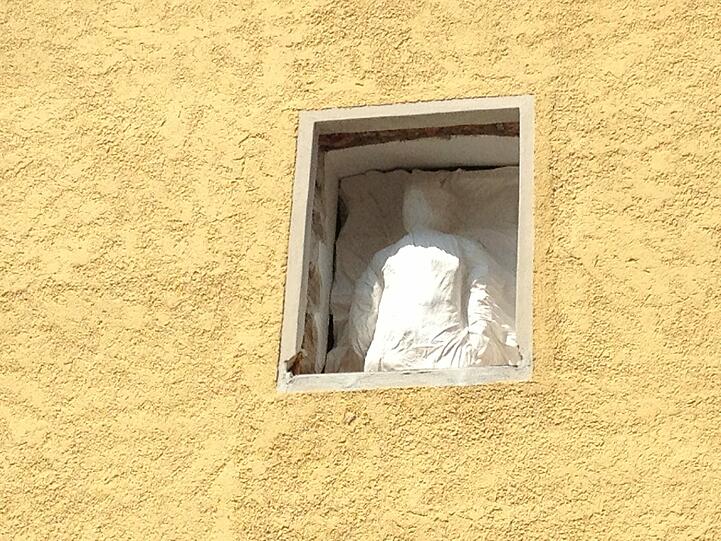 Diese Figur schaut ratlos aus dem Fenster - bald wird das Gebäude dem Erdboden gleich gemacht.