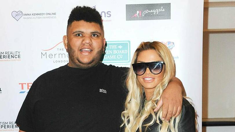 Katie Price und ihr Sohn Harvey bei einem Auftritt im Mai 2019 in London.