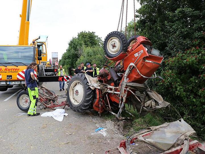 Lastwagen kracht in Gespann: Traktorfahrer tot. Foto: Thorsten Bringezu/AOV
