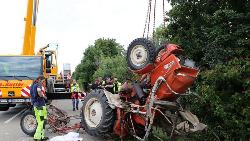 Lastwagen kracht in Gespann: Traktorfahrer tot. Foto: Thorsten Bringezu/AOV Lastwagen kracht in Gespann: Traktorfahrer tot. Foto: Thorsten Bringezu/AOV