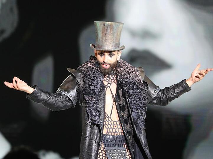 Conchita ist der Zirkusdirektor.