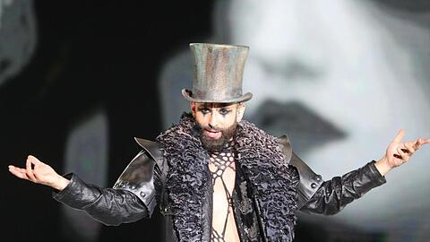 Conchita ist der Zirkusdirektor.