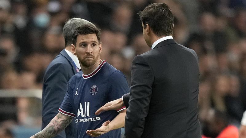 Lionel Messi (l) wurde von PSG-Trainer Mauricio Pochettino ausgewechselt. Lionel Messi (l) wurde von PSG-Trainer Mauricio Pochettino ausgewechselt.