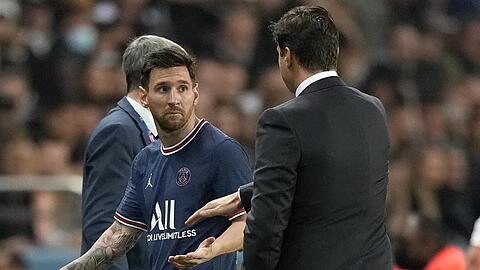 Lionel Messi (l) wurde von PSG-Trainer Mauricio Pochettino ausgewechselt.