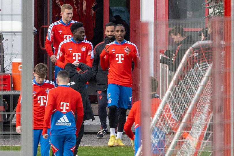 Von Alphonso Davies bis Matthijs de Ligt: Die Bayern-Stars nehmen das Mannschaftstraining nach der Winterpause wieder auf.