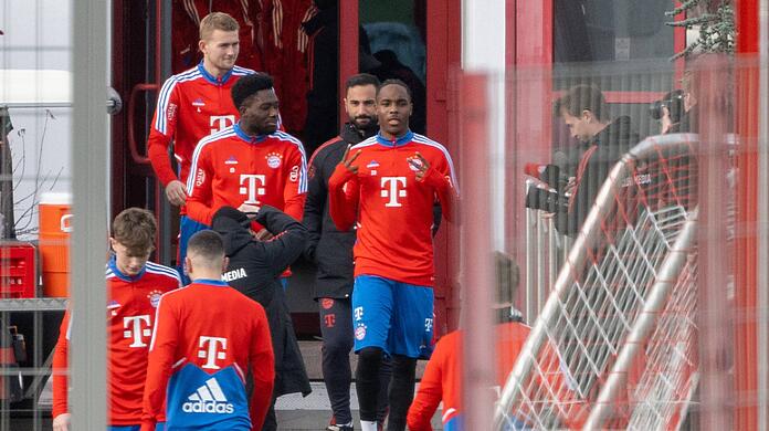 Von Alphonso Davies bis Matthijs de Ligt: Die Bayern-Stars nehmen das Mannschaftstraining nach der Winterpause wieder auf.