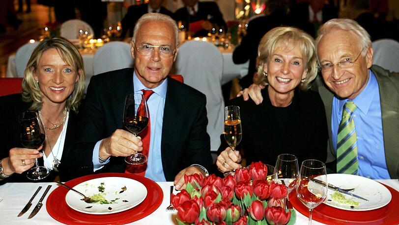 Viele schöne gemeinsame Abende: Beckenbauer mit seiner Heidi (l.) und Stoiber mit Gattin Karin Viele schöne gemeinsame Abende: Beckenbauer mit seiner Heidi (l.) und Stoiber mit Gattin Karin