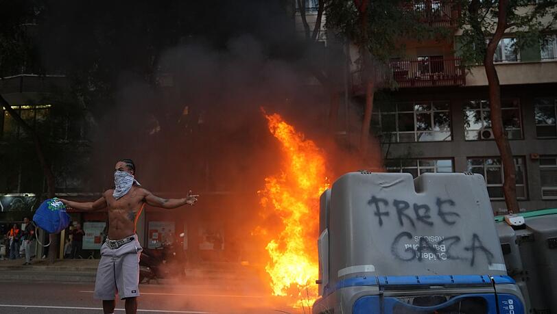 In Barcelona ist eine Demonstration gegen Israels Militäreinsatz im Gazastreifen in Gewalt umgeschlagen.