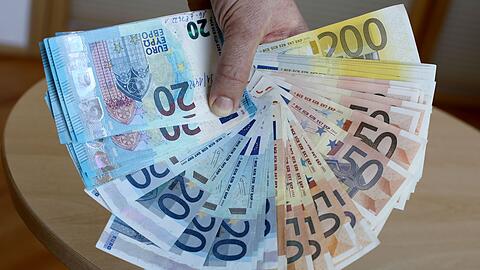 Mit einem falschen F&uuml;nfziger wollte ein Mann in N&uuml;rnberg bezahlen - erfolglos. (Symbolbild)