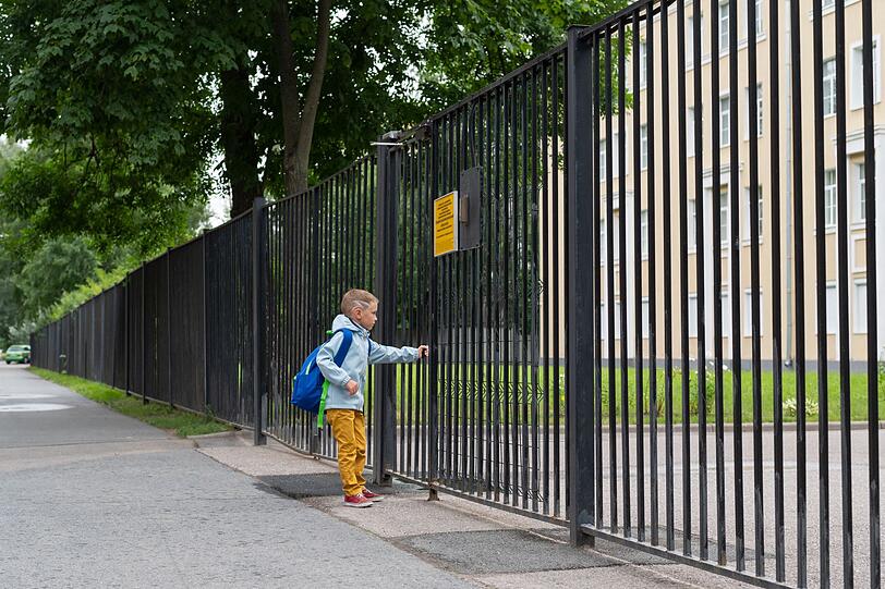 Es klingt zwar selbstverst&auml;ndlich, aber trotzdem ein letzter Rat f&uuml;r einen gelungenen Kita-Start: Lesen Sie immer die Aush&auml;nge in der Einrichtung Ihres Kindes. Es kommt nicht selten vor, dass Eltern verdutzt vor verschlossenen T&uuml;ren stehen, weil sie die Info &uuml;ber einen bevorstehenden Ausflug oder Schlie&szlig;tag &uuml;bersehen haben.